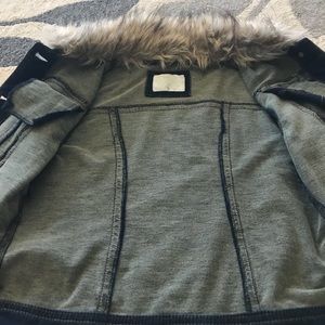 Jean jacket with detachable fur